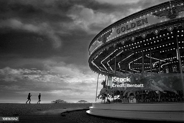 Foto de Carrossel Vintage E Pessoas Caminhando Na Praia De Brighton e mais fotos de stock de Brighton - Brighton and Hove