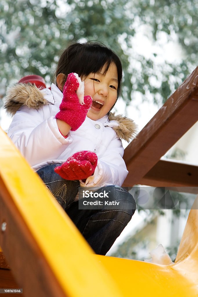 Bambina che gioca con la neve - Foto stock royalty-free di Bambino