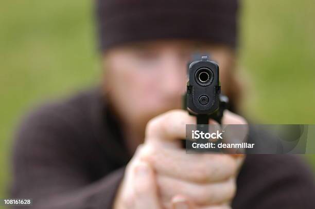 Homem Apontando Para Pistol Sempre Em Frente - Fotografias de stock e mais imagens de Adulto - Adulto, Apontar, Arma de Fogo