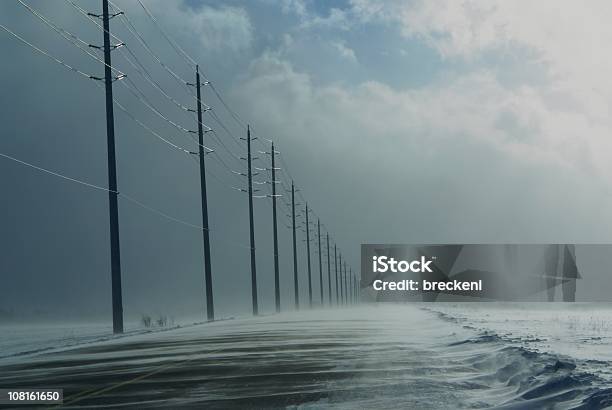 Śnieg Squalls Pokrycia Obszarów Wiejskich Autostrada Droga - zdjęcia stockowe i więcej obrazów Linia energetyczna