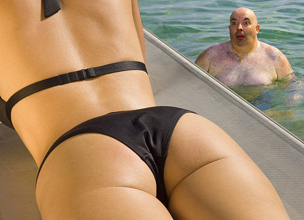 admirer&nbsp;! - buttocks sensuality swimming pool bikini photos et images de collection