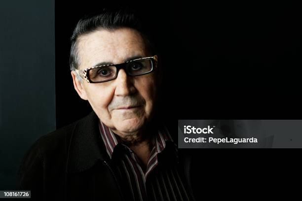 Foto de Retrato De Homem Sênior Usando Óculos Contemporâneo e mais fotos de stock de 70 anos