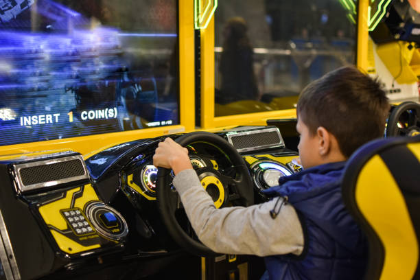 adolescente gioca sull'auto simulatore di macchine da gioco nel club - machine center foto e immagini stock
