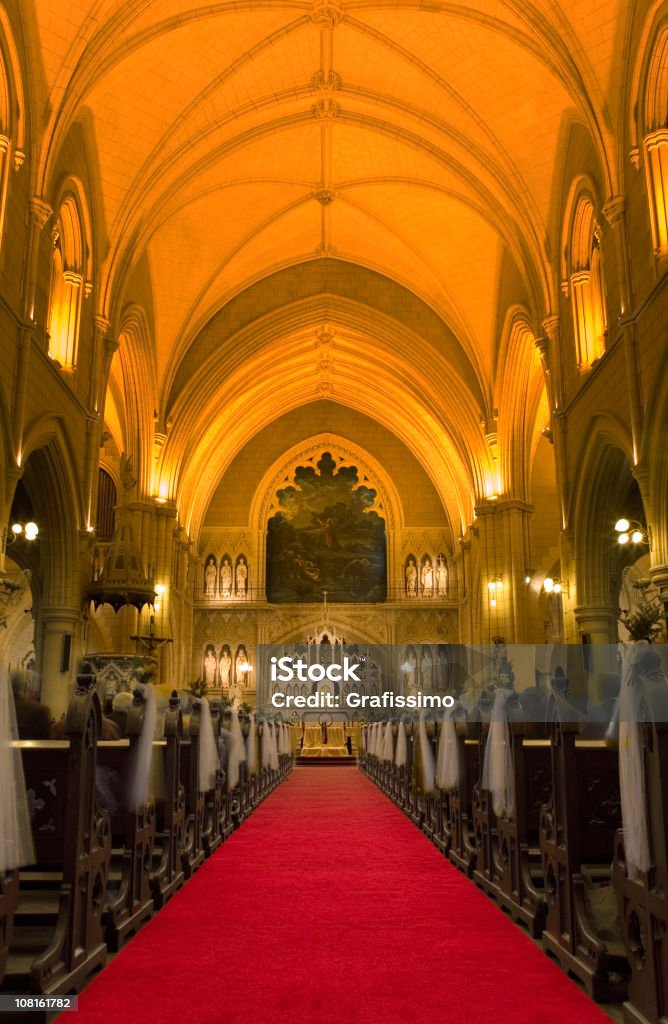 Catedral con iluminación amarilla - Foto de stock de Altar libre de derechos