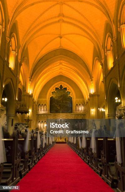 Foto de Catedral Com Iluminação De Amarela e mais fotos de stock de Altar - Altar, Amarelo, Arco - Característica arquitetônica