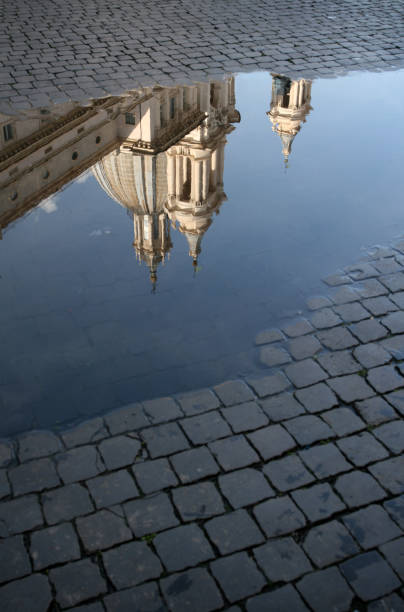 reflet de l'église de sant'angese dans agone - puddle rome reflection street photos et images de collection