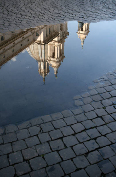 反射-教会サン'angese agone で - puddle rome reflection street ストックフォトと画像