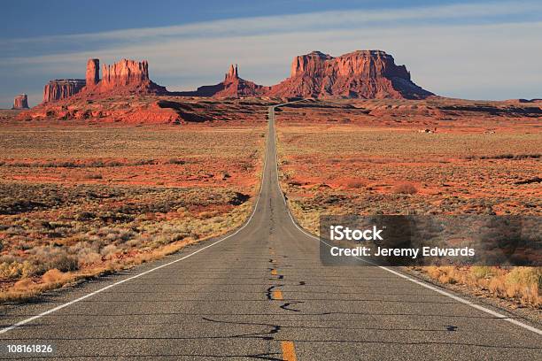 Photo libre de droit de Route Dans Le Monument Valley banque d'images et plus d'images libres de droit de Arizona - Arizona, Mesa, Monument Valley