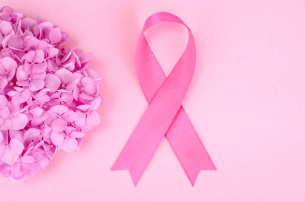 розовая лента символ осведомленности рака молочной железы - breast cancer pink ribbon alertness стоковые фото и изображения