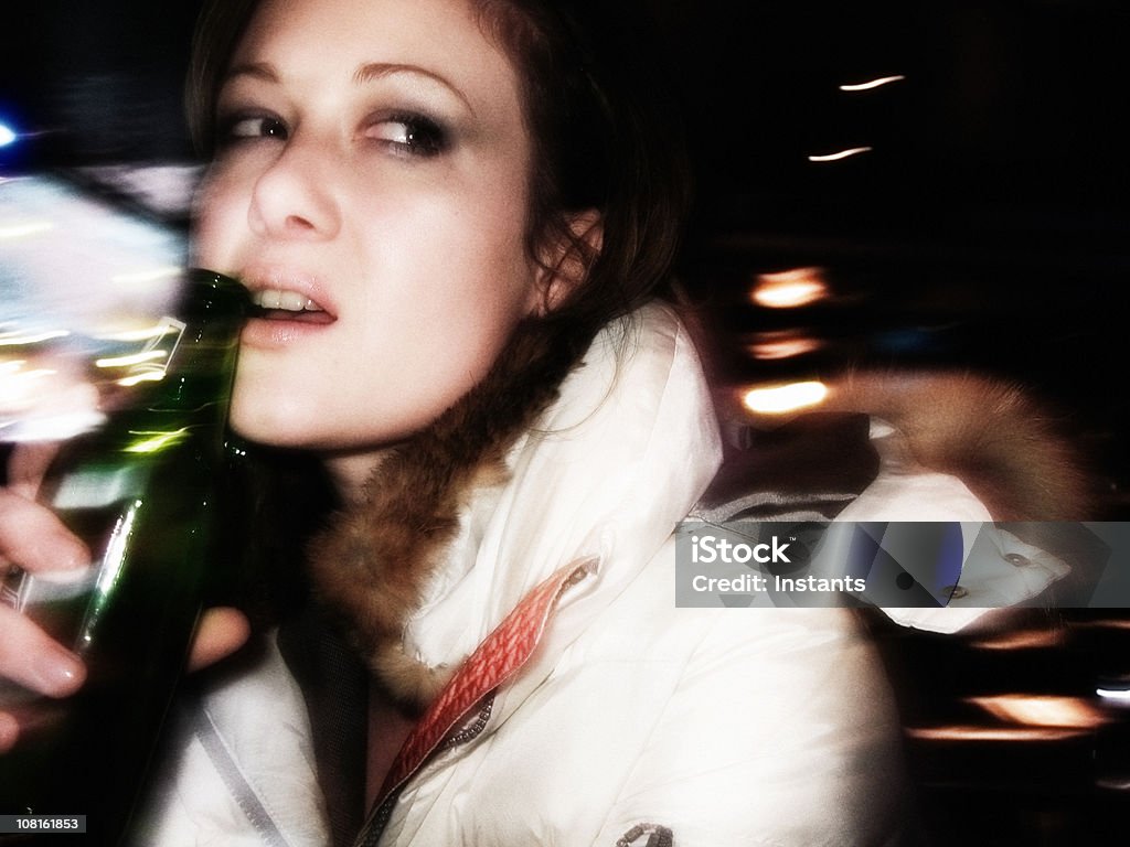 여자 술마시기 맥주, 움직임감지 희미함 - 로열티 프리 20-24세 스톡 사진