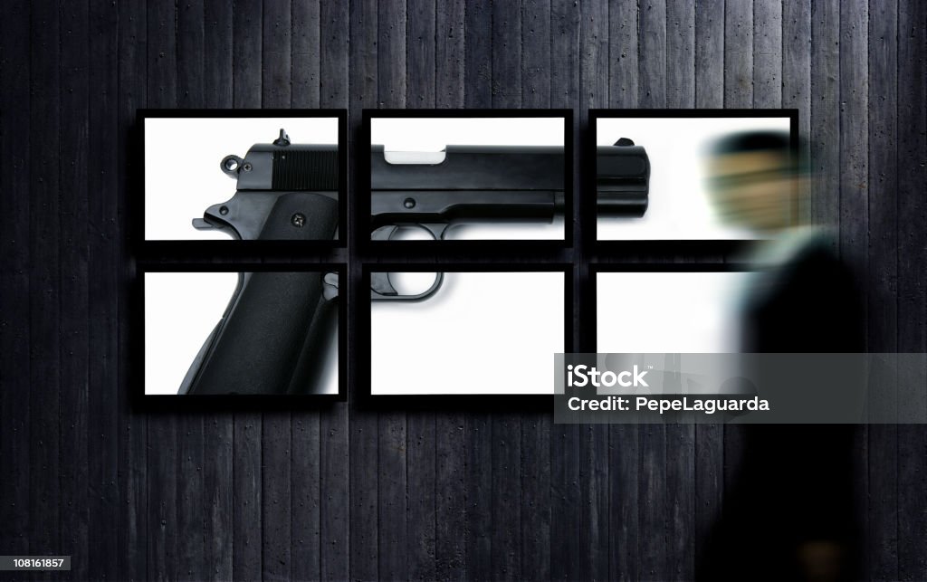 モーションブラーの歩行の実業家のフラットスクリーンで拳銃を表示 - アクションショットのロイヤリティフリーストックフォト