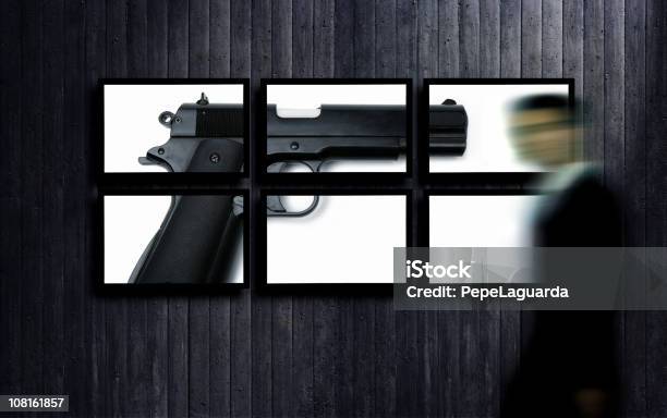 モーションブラーの歩行の実業家のフラットスクリーンで拳銃を表示 - アクションショットのストックフォトや画像を多数ご用意 - アクションショット, 動画の静止画, 屋内