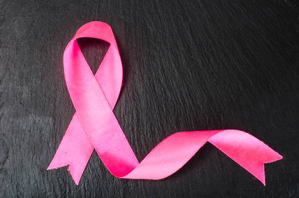 różowa wstążka świadomość symbol raka piersi - pink ribbon alertness breast cancer awareness zdjęcia i obrazy z banku zdj�ęć