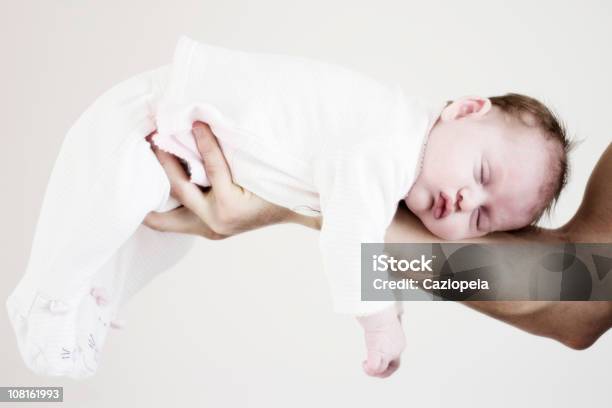 Neonato Dormire Su Padre Braccio - Fotografie stock e altre immagini di Bambino appena nato - Bambino appena nato, Nuova vita, Sdraiato