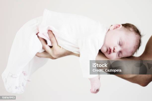 Foto de Bebê Recémnascido Dormindo Em Pai Do Braço e mais fotos de stock de Deitar - Deitar, Recém-nascido, Vida Nova