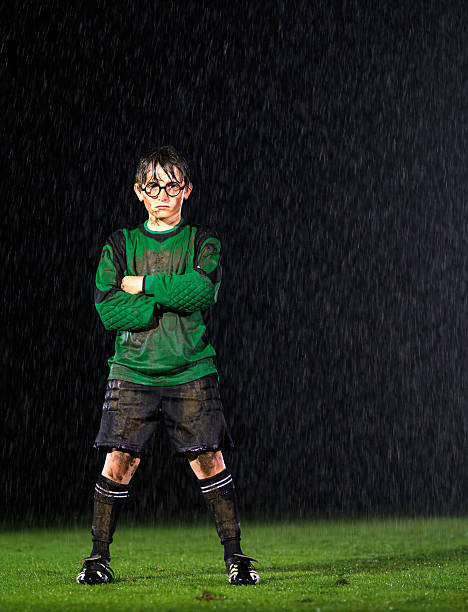 장대비 goalkeeper 있는 - child mud dirty football 뉴스 사진 이미지
