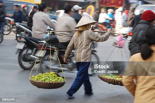 Venditore Di Strada Ad Hanoi - Fotografie stock e altre immagini di Hanoi - Hanoi, Vietnam, Folla