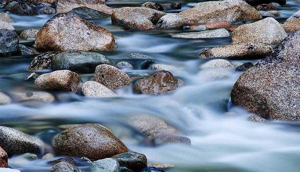 langzeitbelichtung von wasser fließt in-stream - water river waterfall stream stock-fotos und bilder