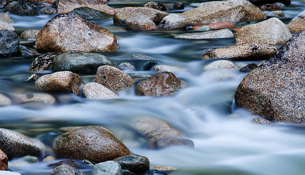 длительная выдержка из вода течет в поток - moss stream rock water стоковые фото и изображения