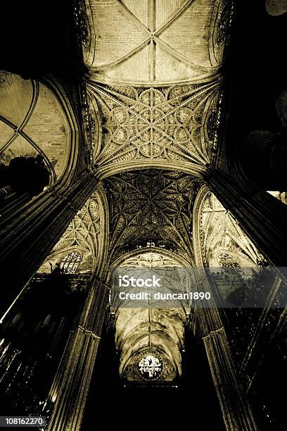 Foto de Olhando Para Cima No Teto Abobadado Da Catedral Gótica Low Key Tons e mais fotos de stock de Abadia - Mosteiro