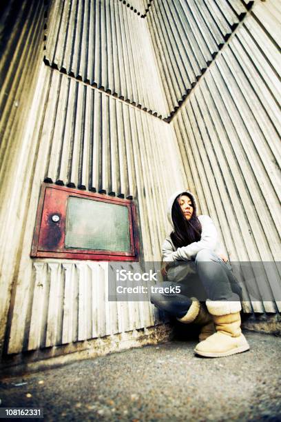 Foto de Folhas e mais fotos de stock de Concreto - Concreto, Encurralado, Sem Teto