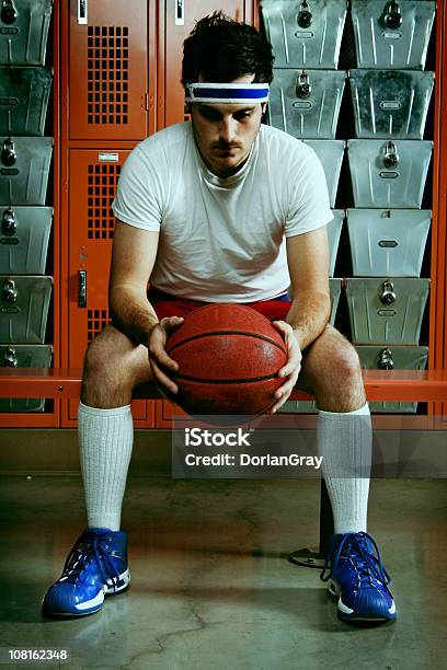 Retro Retrato Del Jugador De Baloncesto De Vestuario Con Casilleros Y Sala De Estar Foto de stock y más banco de imágenes de Sentado