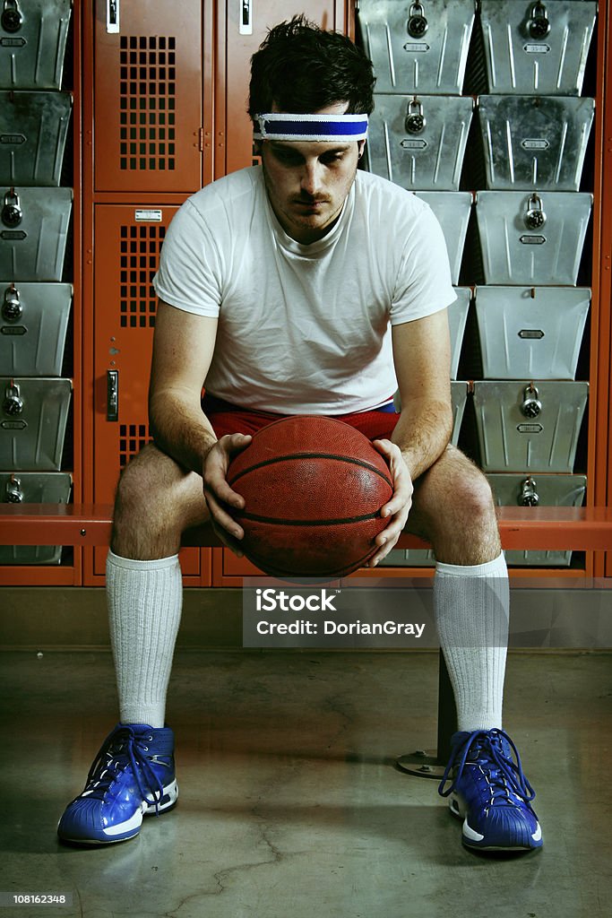 Retrato de um jogador de basquete de estar vestiário - Foto de stock de Sentar royalty-free