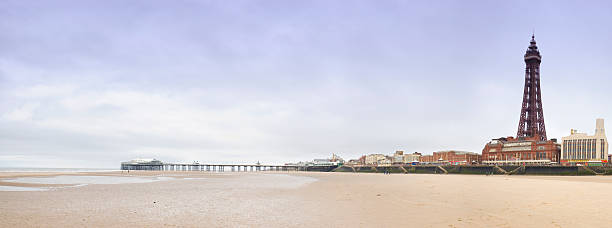 ブラックプールとビーチタワー - blackpool pier ストックフォトと画像