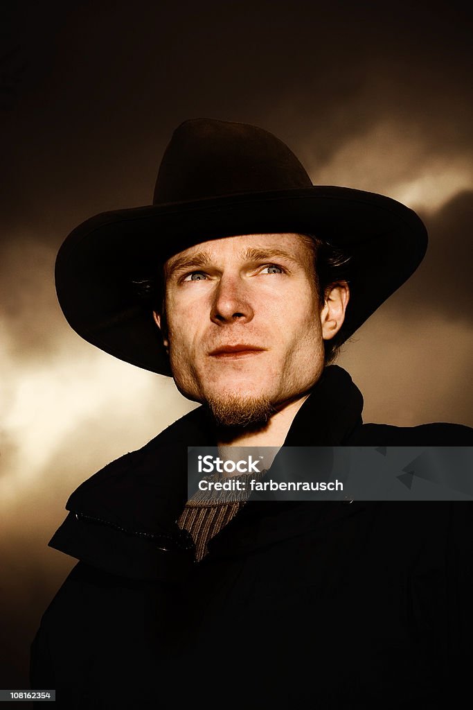 Портрет мужчины носить черный Ковбойская шляпа, который - Стоковые фото Вертикальный роялти-фри