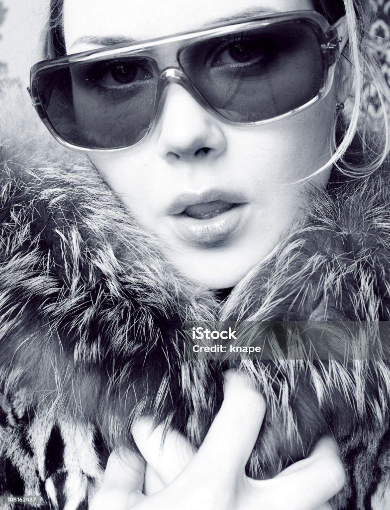 Jovem mulher vestindo óculos e colarinho de Pele - Royalty-free 20-24 Anos Foto de stock