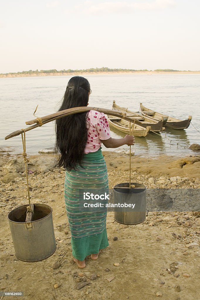 Мьянма женщина носить воду банки для сельских Река - Стоковые фото В полный рост роялти-фри