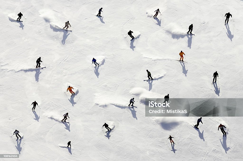 Affollato festività - Foto stock royalty-free di Sci - Sci e snowboard