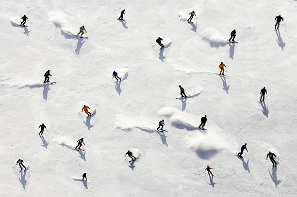 lotado de férias - slalom skiing imagens e fotografias de stock