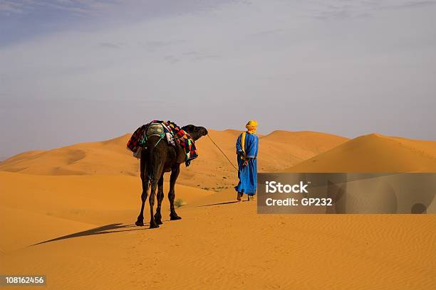 Las Alfombrillas Nomad Y De Camellos En El Desierto Foto de stock y más banco de imágenes de Adulto