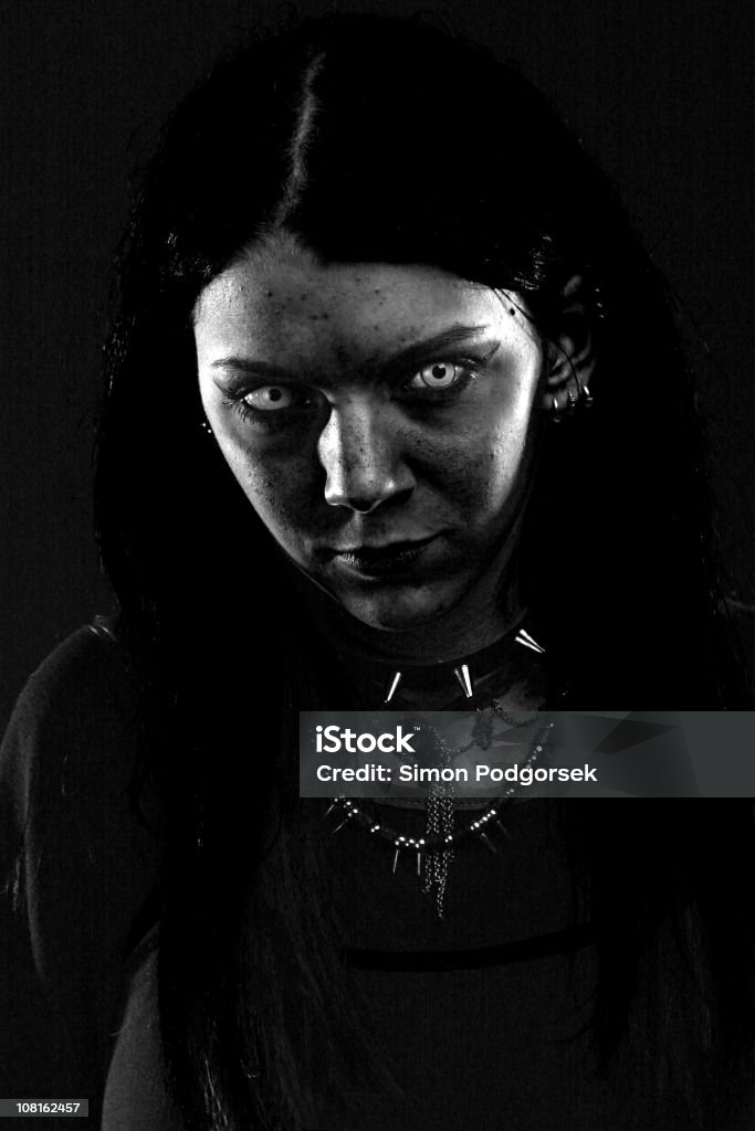 Scary mujer con los ojos, blanco y negro - Foto de stock de Adulto libre de derechos