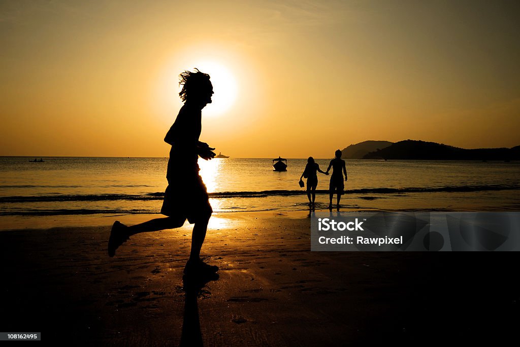 Silhouette von Menschen Laufen am Strand - Lizenzfrei Drei Personen Stock-Foto