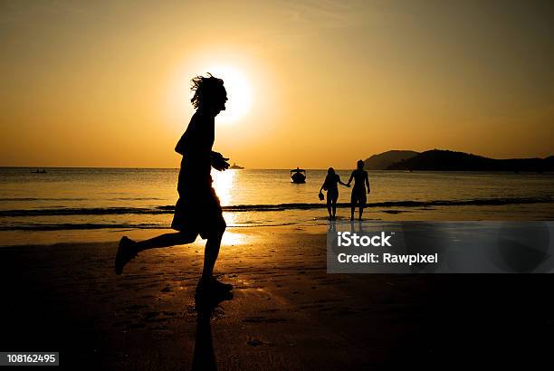 Silhouette Von Menschen Laufen Am Strand Stockfoto und mehr Bilder von Drei Personen - Drei Personen, Entspannungsübung, Erwachsene Person