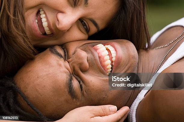 Casal Jovem Rir E Cuddling Em - Fotografias de stock e mais imagens de Admiração - Admiração, Casado, Esposa