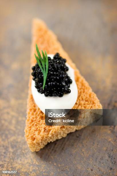 Caviar Foto de stock y más banco de imágenes de Caviar - Caviar, Tostada, Canapé