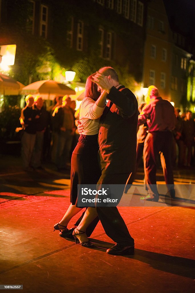 Retrato de una pareja bailando al aire libre en la noche - Foto de stock de Bailar libre de derechos