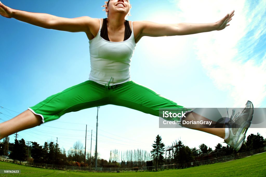 アスレチックジャンプ若い女性のエクササイズを - 1人のロイヤリティフリーストックフォト