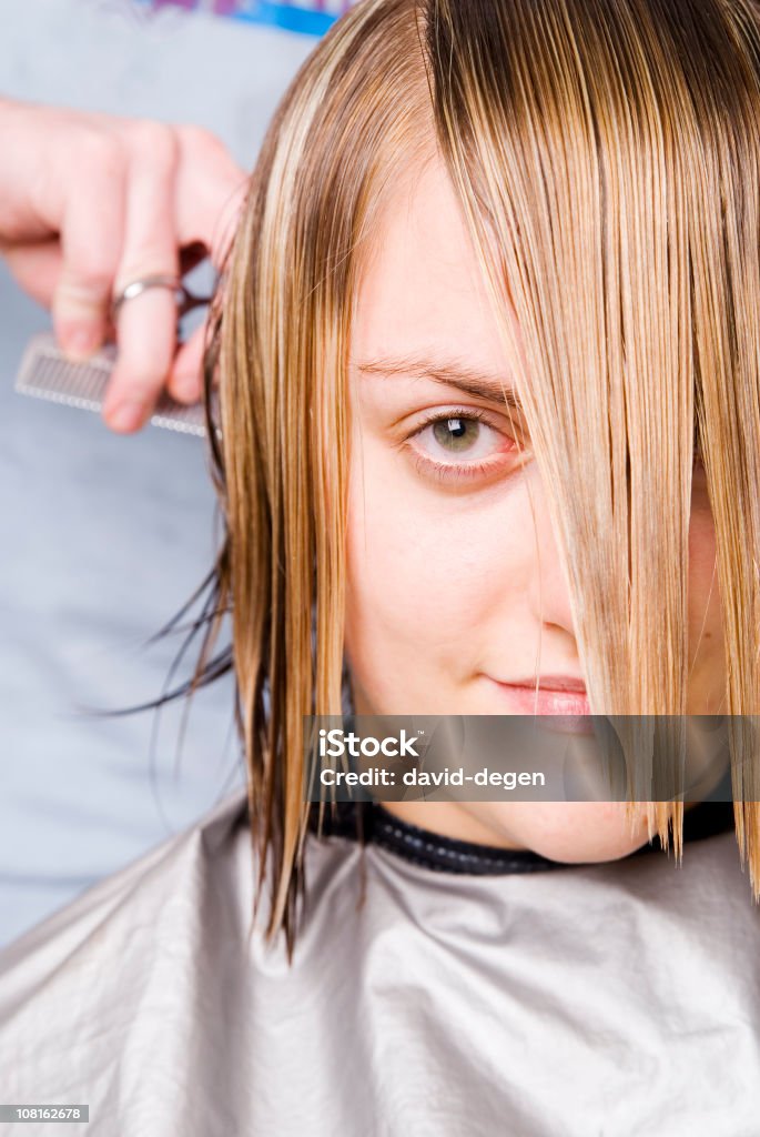 Jovem mulher com Cabelo Molhado em Estilista - Royalty-free Adulto Foto de stock