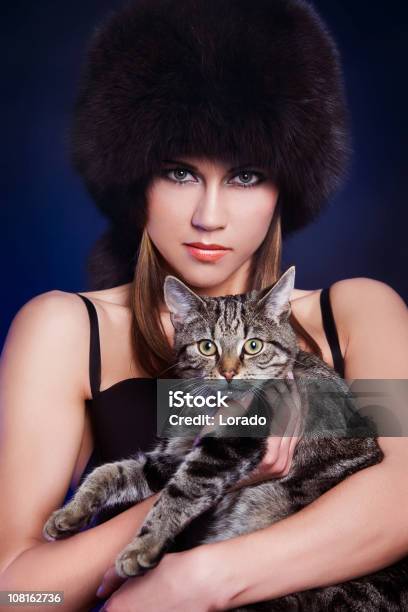 Mulher Com Gato Em Mãos - Fotografias de stock e mais imagens de Adulto - Adulto, Amizade, Animal