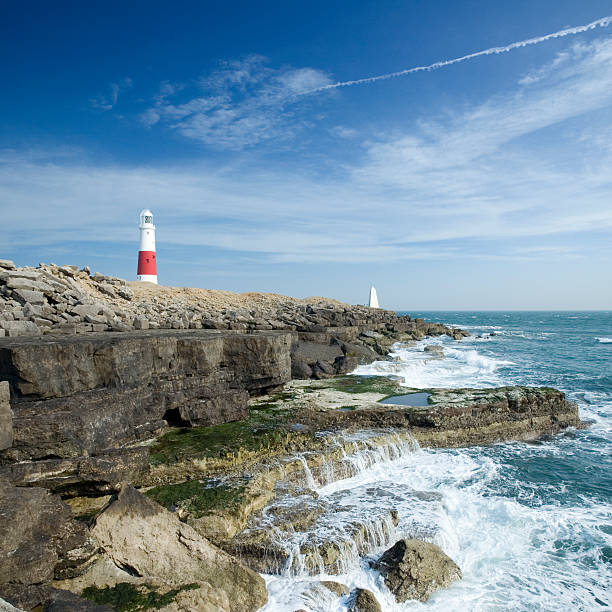 onde che si infrangono sulla costa in inghilterra portland bill - isle of portland foto e immagini stock