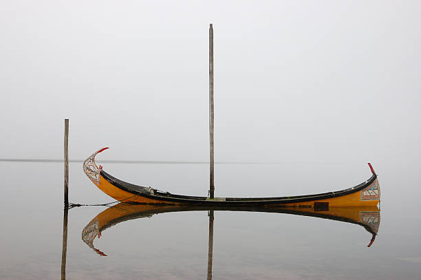 Touristen geniessen die Gondelfahrten auf dem Ria de Aveiro Kanal mit seinen traditionellen Booten, genannt Moliceiro in ‎⁨Aveiro⁩, ⁨Beira Litoral⁩, ⁨Portugal⁩.