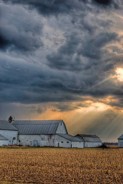 borda da storm - storm storm cloud hdr barn - fotografias e filmes do acervo