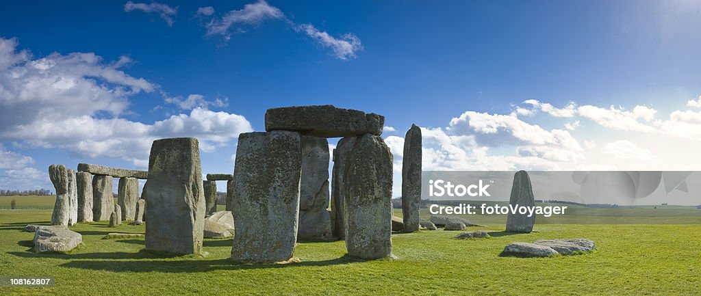 Stonehenge contro blu cielo al giorno di sole - Foto stock royalty-free di Stonehenge