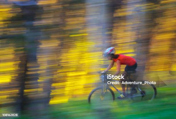 Motion Blur Da Donna In Bicicletta Lungo Il Sentiero Di Montagna - Fotografie stock e altre immagini di Abbigliamento casual