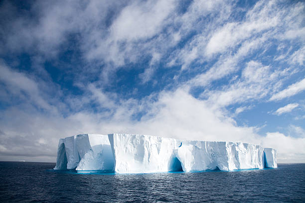 iceberg em mar contra o céu azul - rough antarctica wintry landscape south pole - fotografias e filmes do acervo