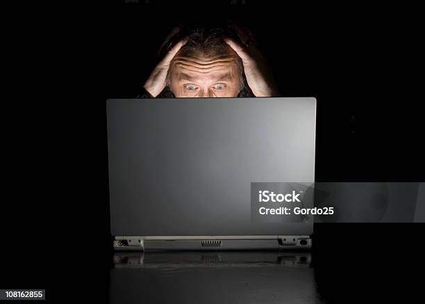Człowiek Pracuje Na Laptopie - zdjęcia stockowe i więcej obrazów Pirat - Pirat, Biznes, Biznesmen